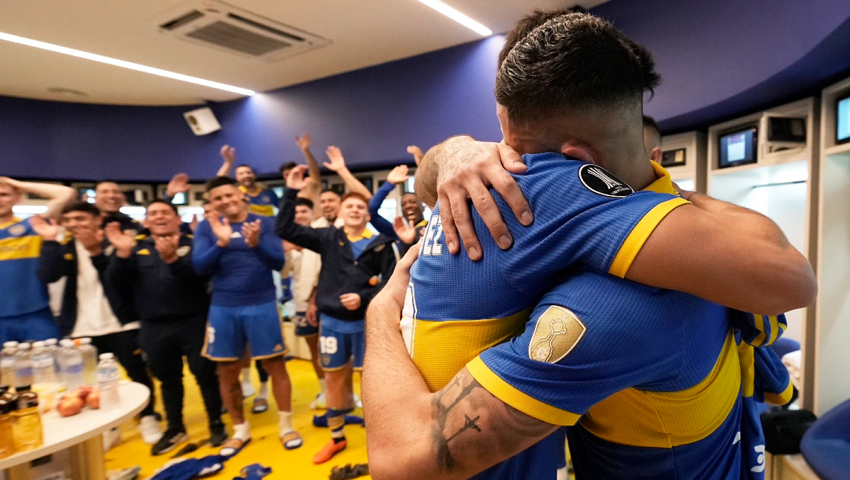 Alan Varela y el abrazo con Pol Fernández, que le regaló la camiseta firmada por todo el plantel.&nbsp; 