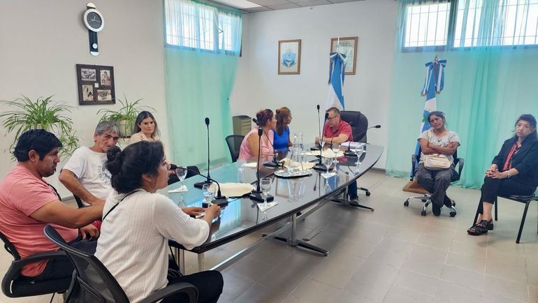 Municipales de Plaza Huincul se reunieron con el Concejo Deliberante, Daniel Vidondo. Foto: diario La Puebla. Municipales de Plaza Huincul se reunieron con el Concejo Deliberante, Daniel Vidondo. Foto: diario La Puebla.