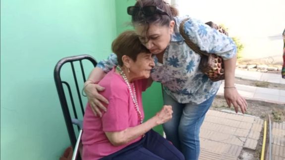 Maria Isabel Pocha Flores en la puerta de su casa en Santa Cruz, donde desde la tarde del lunes se da un desfile incesante de gente que va a darle su apoyo.&nbsp;&nbsp;