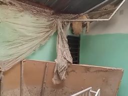 Tras desplomarse, el cielorraso bloqueó los accesos a cuatro departamentos del último piso del edificio de Las 1008, en Comodoro Rivadavia. Tras desplomarse, el cielorraso bloqueó los accesos a cuatro departamentos del último piso del edificio de Las 1008, en Comodoro Rivadavia.