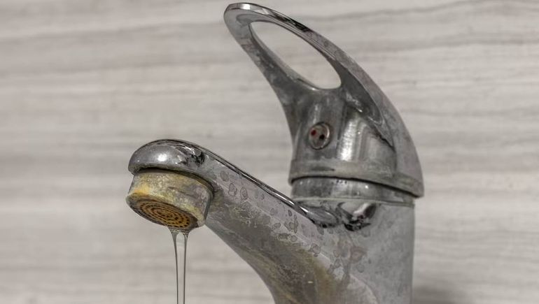 El truco que termina con el problema del sarro y dejan las canillas de la cocina y el baño como nuevas.