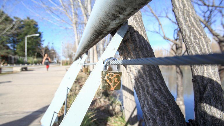Neuquén tiene sus senderos de candados del amor