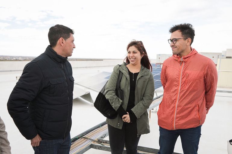 Koppmann y estudiantes de Ingeniería en la terraza de la Legislatura.