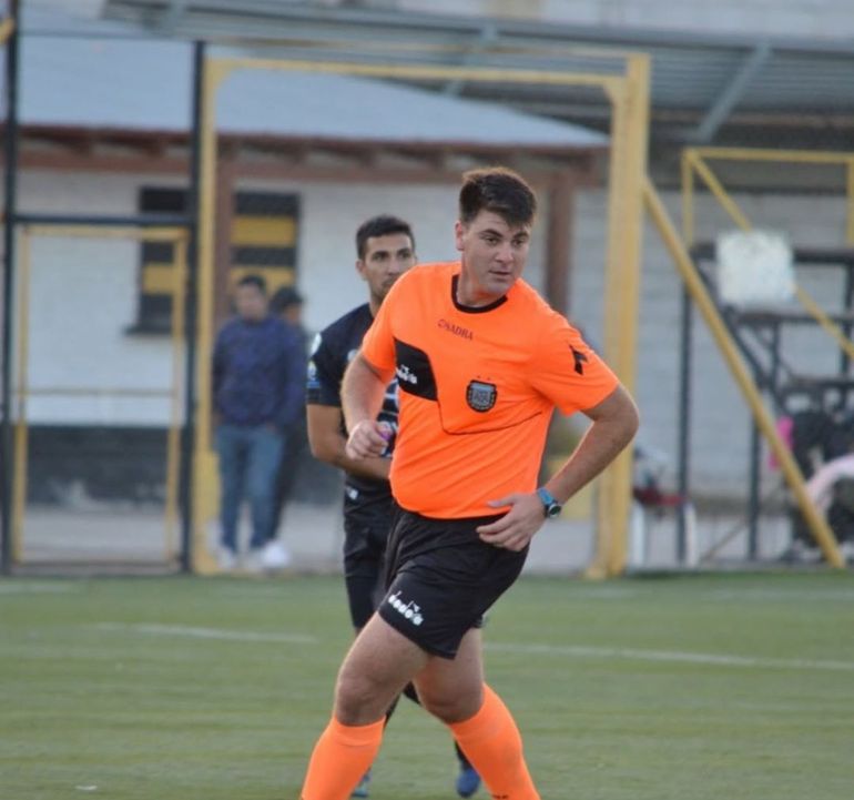 Mauro Di Leva, a los 22 años, saltó a la Liga de Fútbol de Neuquén tras su pasó por el torneo Don Pedro. Luego continuó proyectando su sueño. 