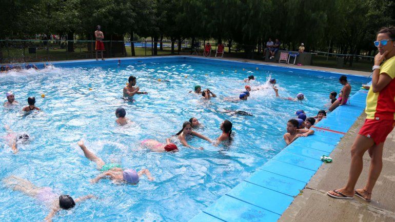Las colonias contienen a miles de chicos durante los meses de vacaciones.