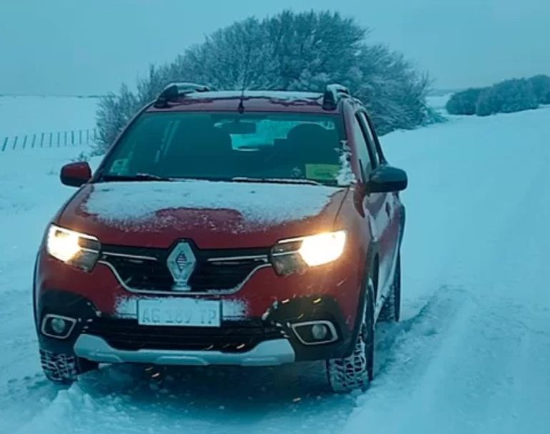 El Sandero 4x4 que maneja Carlos para llevar a los turistas a visitar el glaciar Perito Moreno, desde El Calafate. El Sandero 4x4 que maneja Carlos para llevar a los turistas a visitar el glaciar Perito Moreno, desde El Calafate.