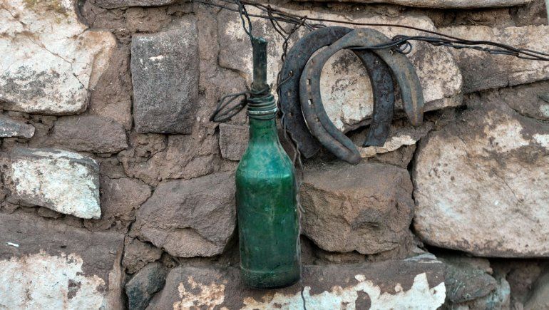 La botella con querosén, que enciende en las noches para iluminar.