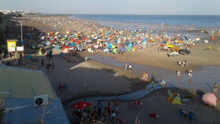 La playa se mostró poblada ante las altas temperaturas de los últimos días.