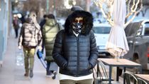 frio bajo cero y viento en neuquen: a cuanto llegaran las rafagas este martes