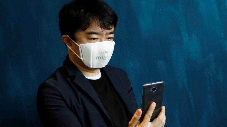 Tapabocas tecnológico, manda WhatsApp y traduce a 8 idiomas