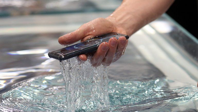 Cae celular en la bañera y nena muere electrocutada