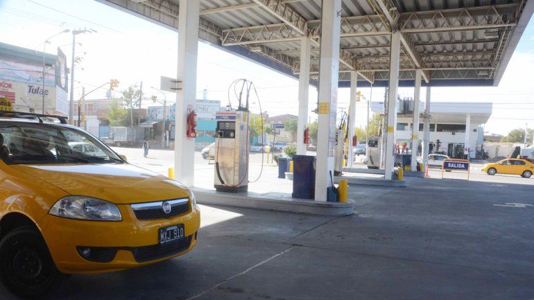 Los taxistas aseguran que los aumentos y los cierres de algunas estaciones de gas natural comprimido terminarán complicando a todo el sector.