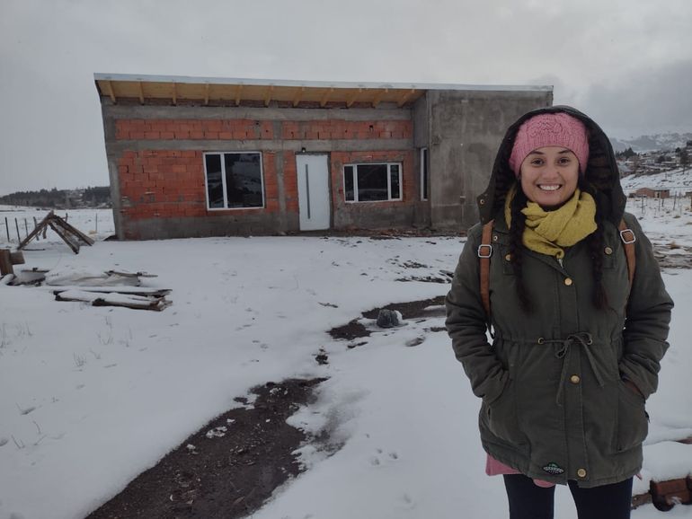 Noelia, en el proceso de construcción de la casa.