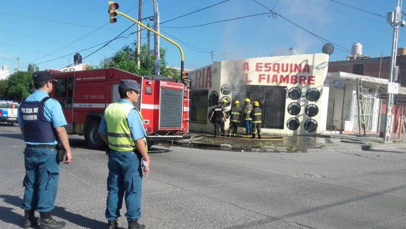 Un incendio arrasó con una fiambrería en el centro oeste
