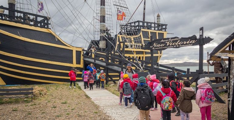 En el Museo Nao Victoria habrá telescopio y pantalla gigante para ver el eclipse solar. A los alumnos de escuelas les dieron anteojos especiales. En el Museo Nao Victoria habrá telescopio y pantalla gigante para ver el eclipse solar. A los alumnos de escuelas les dieron anteojos especiales.