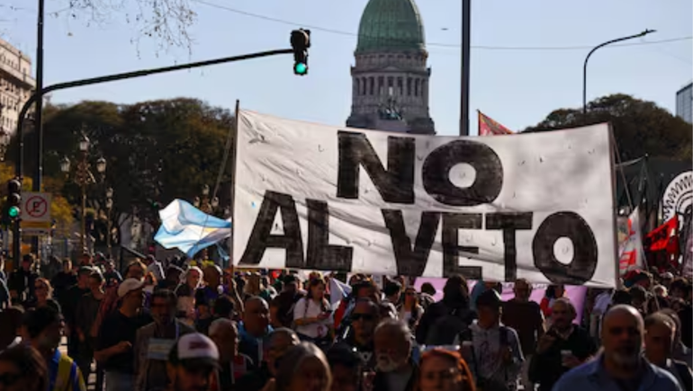 Este miércoles se lleva a cabo una marcha federal contra los vetos