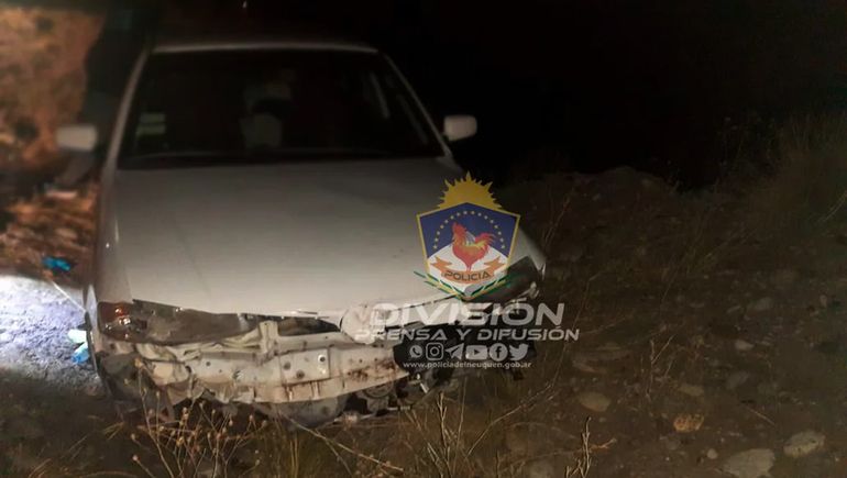 Volcó, fueron a auxiliarlo y le encontraron un arma cargada