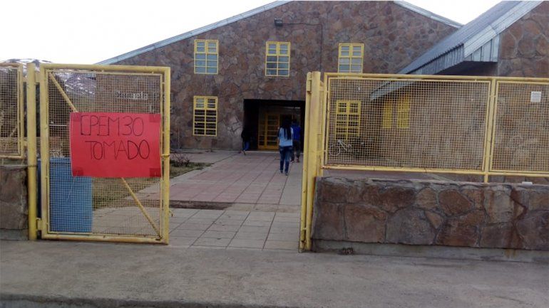 Tomaron el CPEM 30 de El Huecú hasta que cambien la caldera