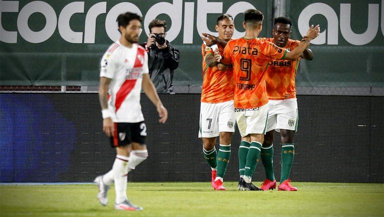 Banfield sorprendió y venció a River con autoridad