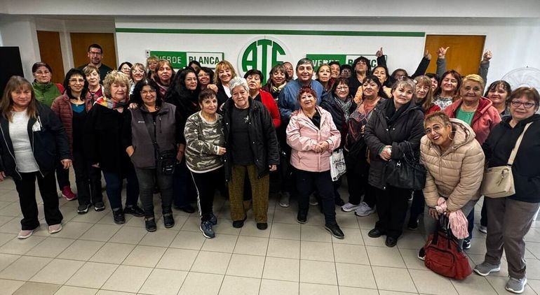 Carlos Quintriqueo con las beneficiarias del régimen epecial de Cese Laboral Voluntario