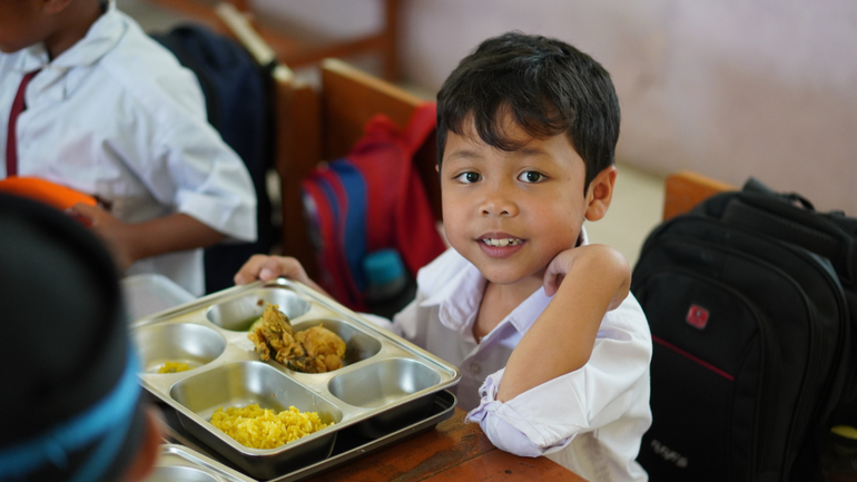 Intoxicación masiva en Indonesia: más de 360 personas con síntomas tras comer almuerzos escolares gratuitos Intoxicación masiva en Indonesia: más de 360 personas con síntomas tras comer almuerzos escolares gratuitos