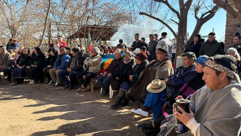 La reunión en Tratayén (Vaca Muerta) entre los mapuches y funcionarios provinciales como Jorge Tobares. La reunión en Tratayén (Vaca Muerta) entre los mapuches y funcionarios provinciales como Jorge Tobares.