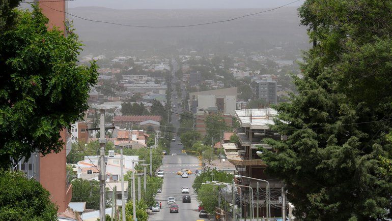 Lo que dejó el viento tras su paso: ramas caídas, voladura de techos y semáforos rotos
