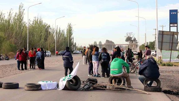 Municipales de Centenario levantaron el piquete en Ruta 7: adivirtieron que volverán el lunes