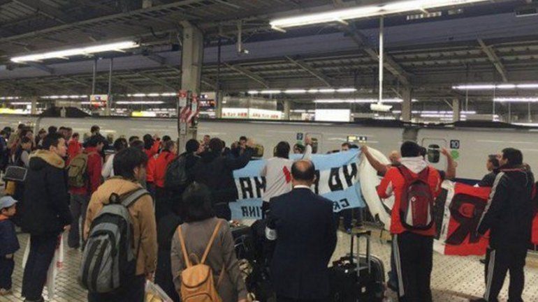 En tren bala, River arribó a Osaka y desató la euforia de hinchas