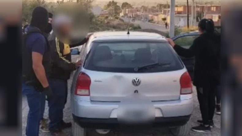 Según la denuncia, el joven fue abordado en una esquina de Puerto Madryn por un hombre de 32 años en un Volkswagen Gol, al que luego se sumaron otros dos.&nbsp;