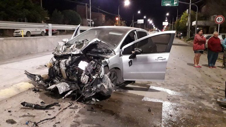 Perdió el control de su auto, chocó uno que estaba estacionado y luego contra un árbol