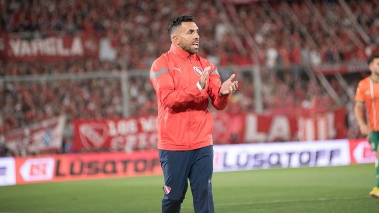 Carlos Tevez cuando era DT de Independiente Carlos Tevez cuando era DT de Independiente