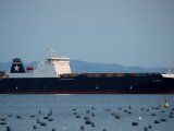 Un barco de carga anclado, mientras Italia lucha por contener la propagaci&oacute;n de la enfermedad por coronavirus (COVID-19), en N&aacute;poles, Italia (29 de marzo de 2020). REUTERS / Ciro De Luca&nbsp;