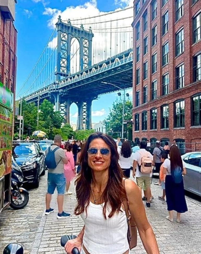 Gabriela Sabatini en Dumbo, con el Puente de Manhattan de fondo. Gabriela Sabatini en Dumbo, con el Puente de Manhattan de fondo.
