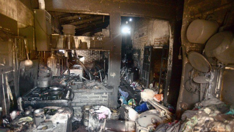 La familia de una bombera quedó en la calle por el incendio en Sapere