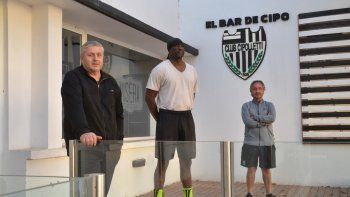 Priseajniuc, DT del fútbol, el yanqui Freeman, del básquet y Gavio, ayudante técnico, en el club, su dulce hogar. Priseajniuc, DT del fútbol, el yanqui Freeman, del básquet y Gavio, ayudante técnico, en el club, su dulce hogar.
