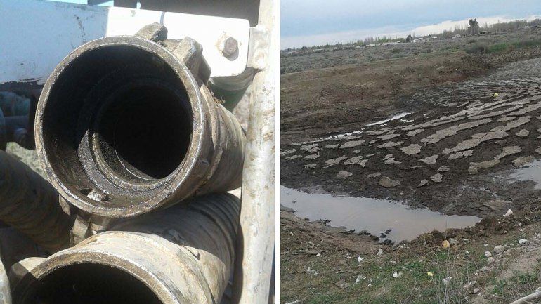 Dos tuberías contaminadas y los lodos sin tratar que generan fuertes olores.