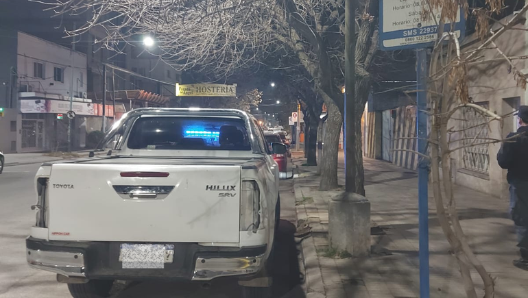 El presidente de la Comisión Vecinal Unión de Mayo denunció el robo de los faroles de su camioneta estacionada en el centro neuquino. El presidente de la Comisión Vecinal Unión de Mayo denunció el robo de los faroles de su camioneta estacionada en el centro neuquino.