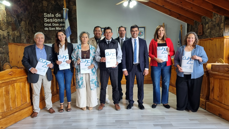 El intendente Luis Madueño, con los concejales de Junín de los Andes, a quienes entregó una copia de su informe de gestión. El intendente Luis Madueño, con los concejales de Junín de los Andes, a quienes entregó una copia de su informe de gestión.