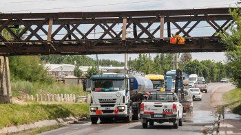 semaforos colgantes para evitar que choquen el puente del tren semaforos colgantes para evitar que choquen el puente del tren