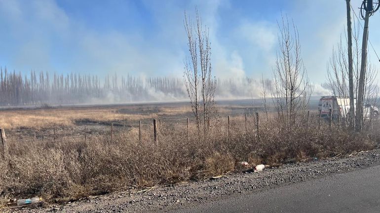 Bomberos combatieron un voraz incendio de pastizales cerca de Isla Jordán