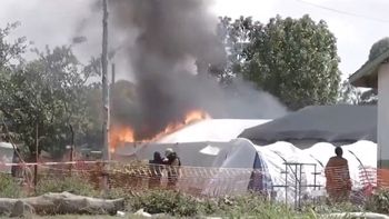 Ébola en Congo: incendiaron un hospital que negó la entrega del cuerpo de una víctima para su entierro. Ébola en Congo: incendiaron un hospital que negó la entrega del cuerpo de una víctima para su entierro.