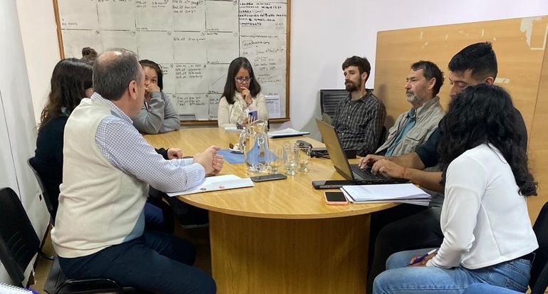 La Defensoría del Pueblo promovió una reunión entre referentes de distintos organismos provinciales y municipales y vecinas del sector Aeropuerto. La Defensoría del Pueblo promovió una reunión entre referentes de distintos organismos provinciales y municipales y vecinas del sector Aeropuerto.