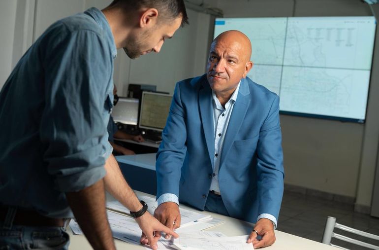 Darío Lucca, presidente de CALF gestionó los fondos para regularizar la electricidad en las tomas.