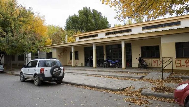 Denuncian que un estudiante asistió a clases con un arma