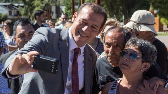 El gobernador Omar Gutiérrez participó de la celebración de los vecinos de San Martín de los Andes.