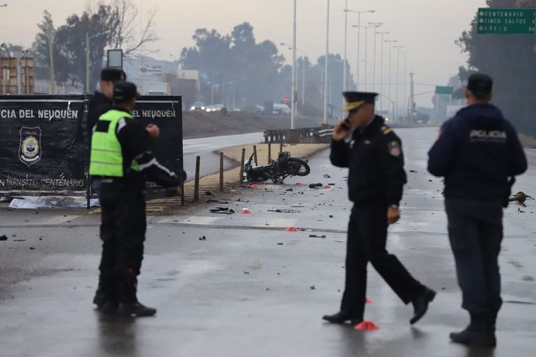 Choque fatal en Ruta 7 en Centenario: murió una mujer embestida por un auto