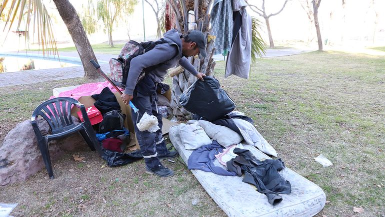 Los vecinos de Neuquén denuncian que ha crecido el número de personas en situación de calle en los barrios de la ciudad.