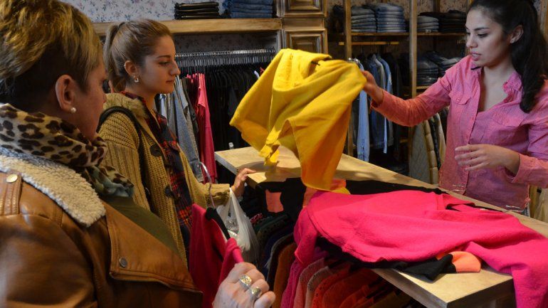 Los dueños de los locales de indumentaria tratan de que el aumento de sus proveedores no llegue a las prendas.