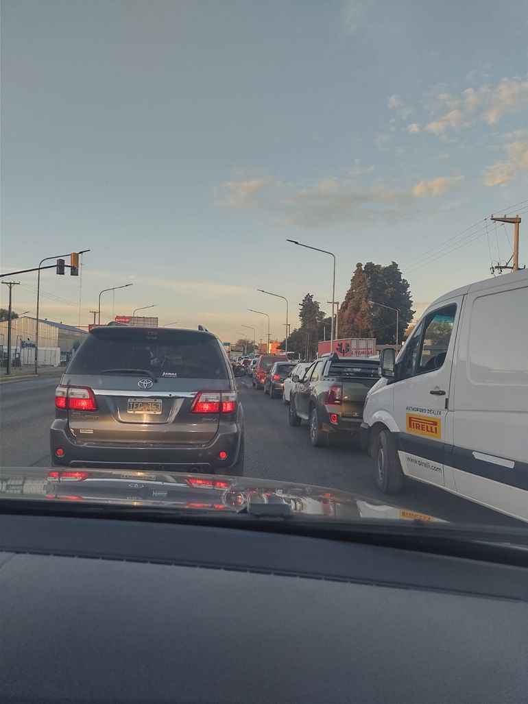 Un choque provocó grandes demoras en los puentes carreteros